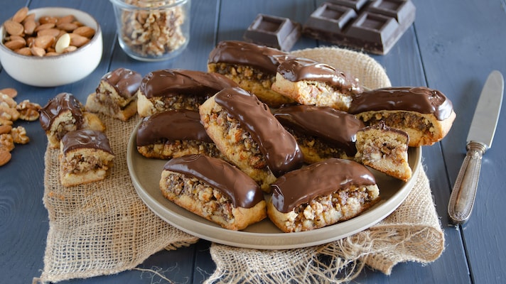 Biscottoni ripieni di frutta secca e marmellata