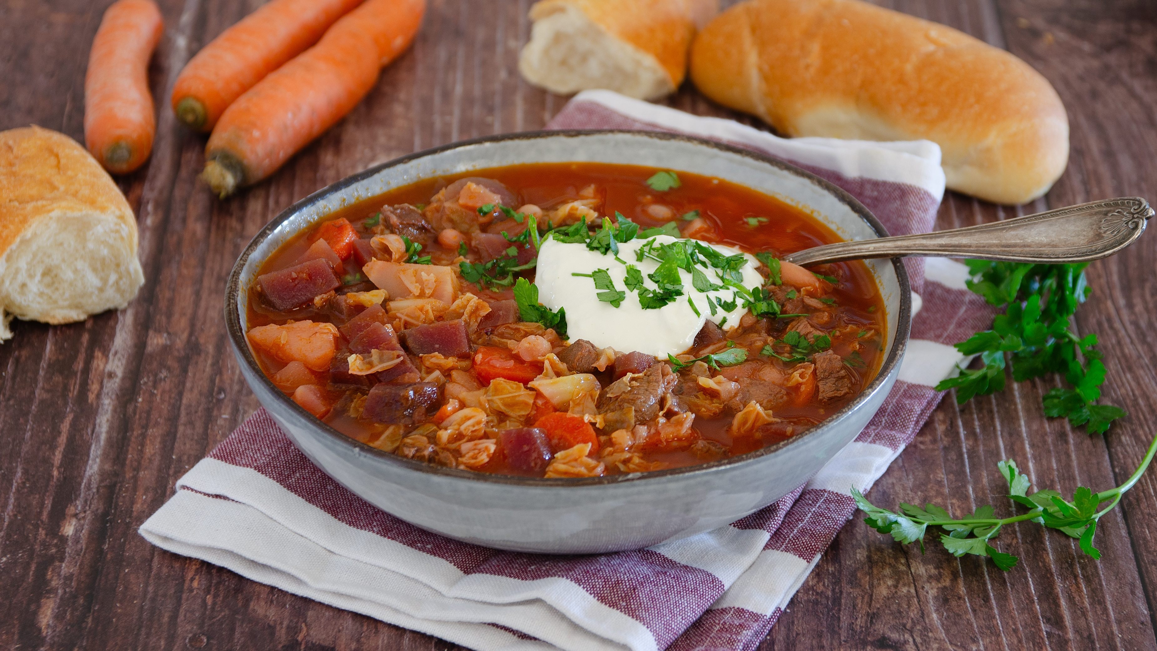 Borsch: la ricetta della zuppa di barbabietole ucraina