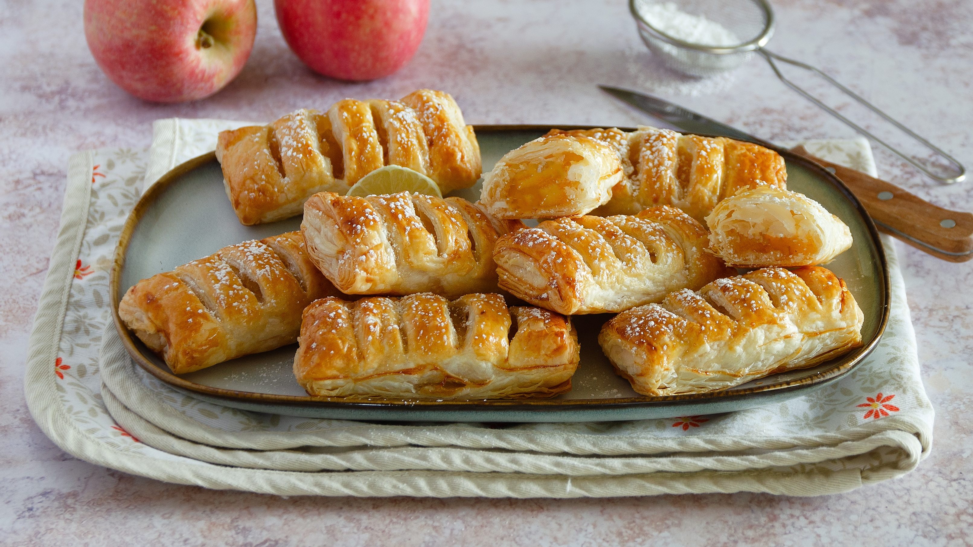 Fagottini di mele: la ricetta dei dolcetti di pasta sfoglia ripieni semplici e golosi