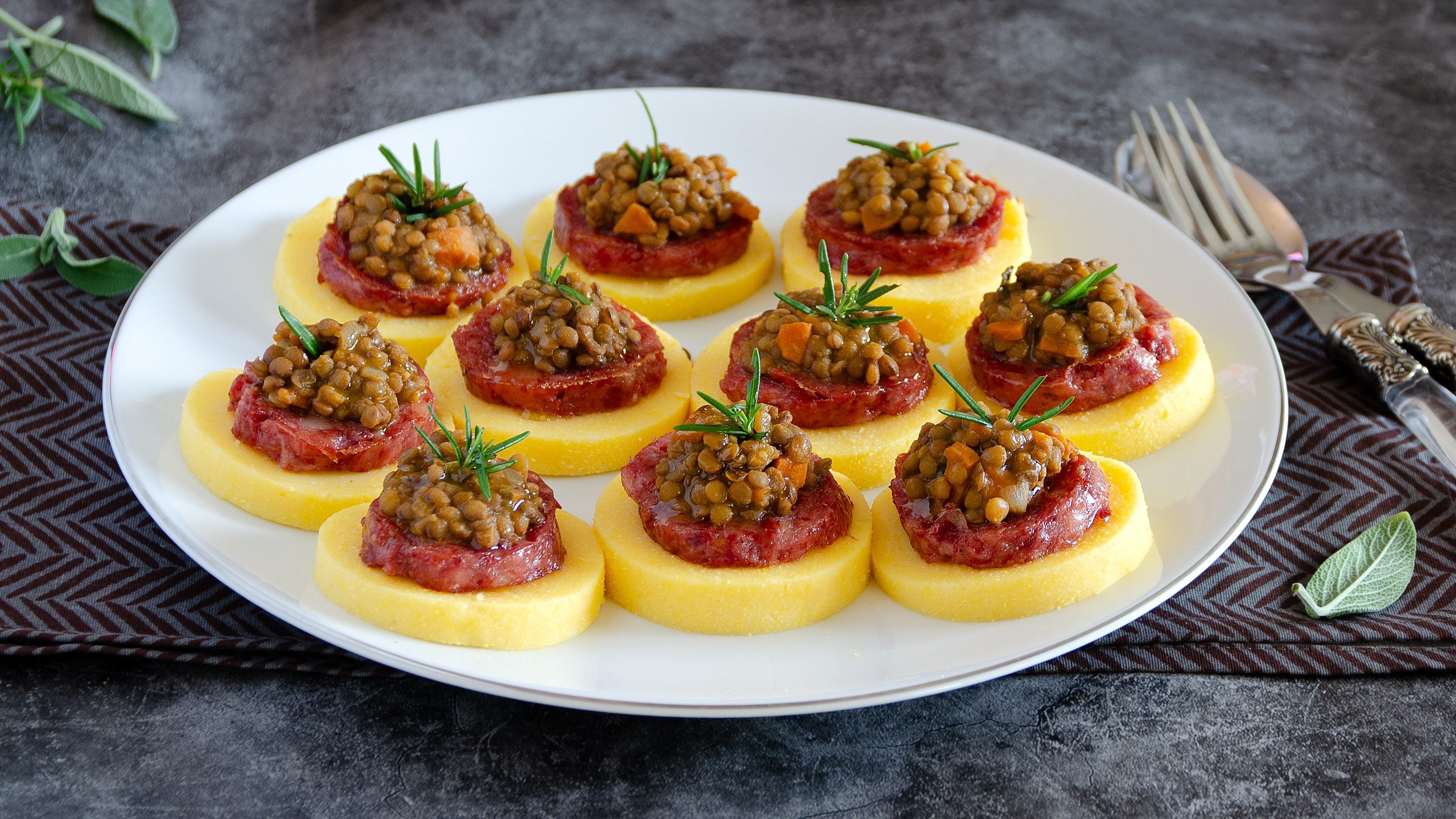 Polenta e cotechino: la ricetta delle tartine con lenticchie sfiziose e saporite