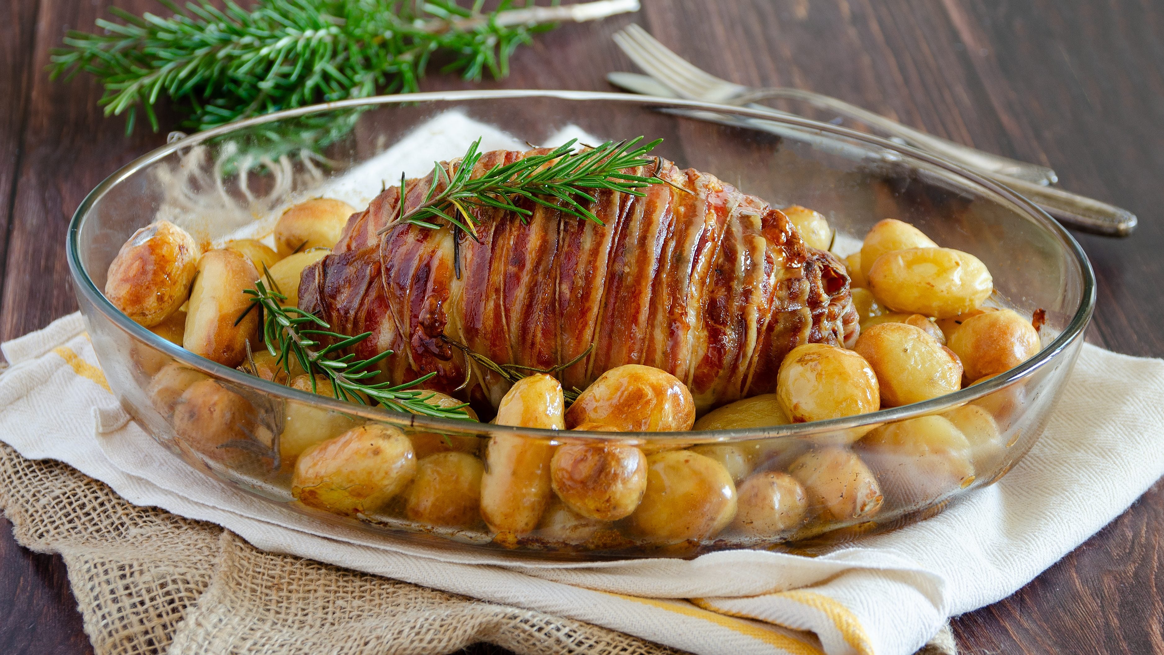 Rollè di pollo: la ricetta del secondo piatto gustoso e dal ripieno filante