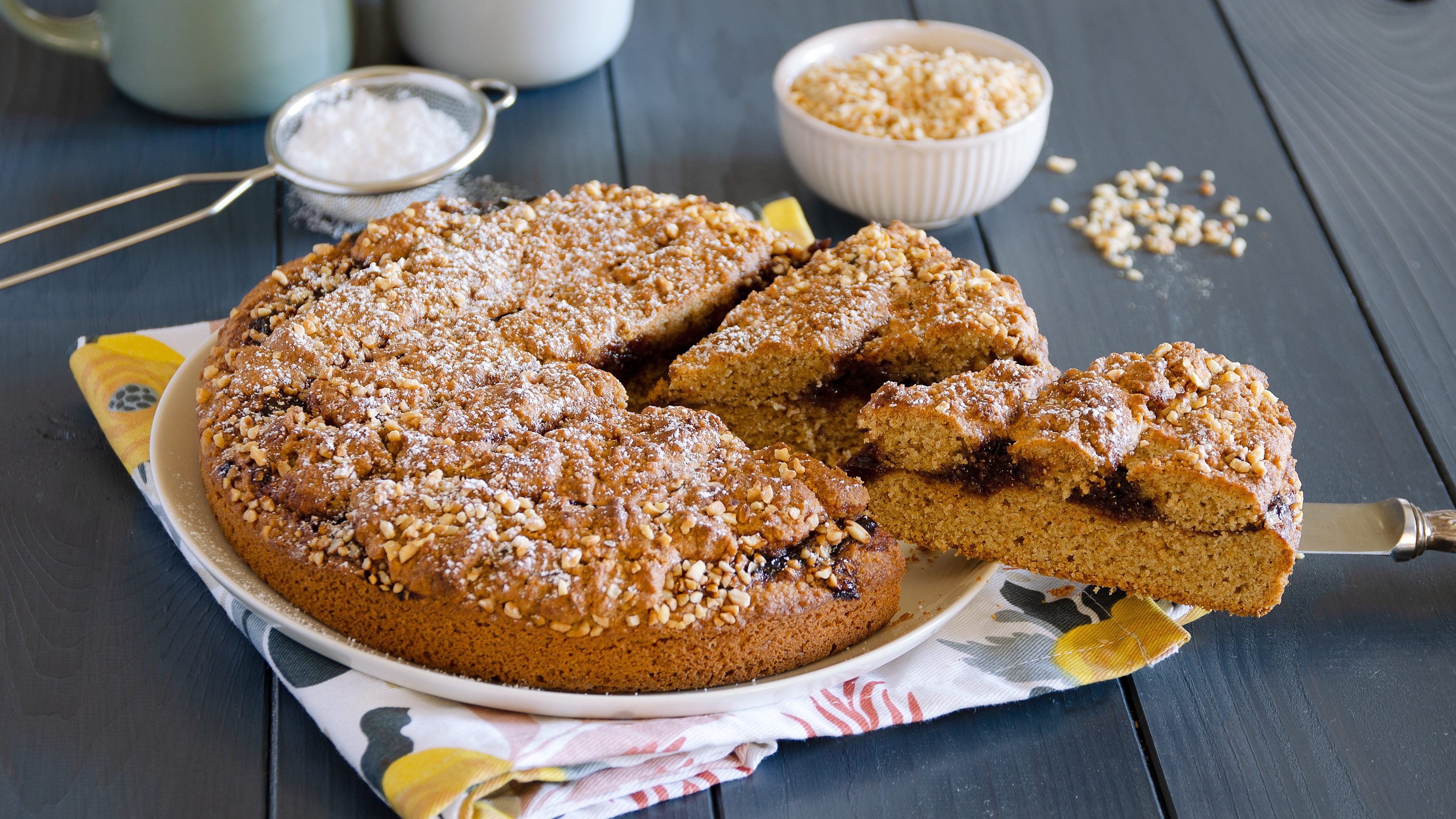 Torta con biscotti ripiena di marmellata: la ricetta del dolce saporito