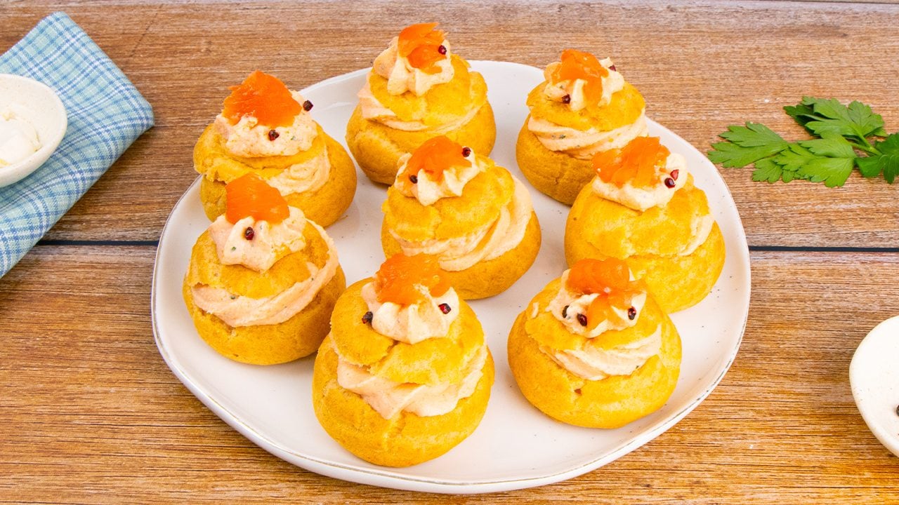 Bignè al salmone: la ricetta dei bignè salati sfiziosi e stuzzicanti