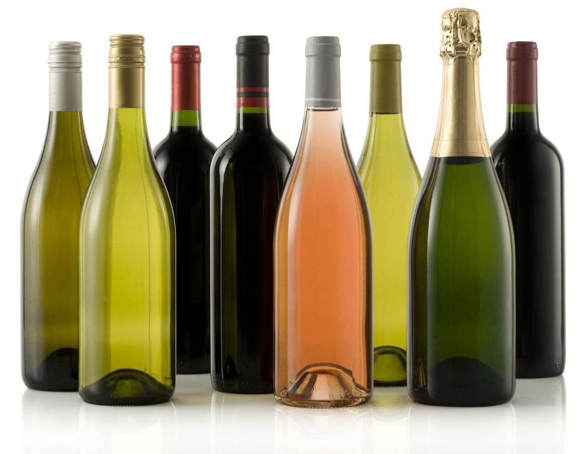 Perché le bottiglie di vino hanno colori diversi (spoiler: non è solo estetica)