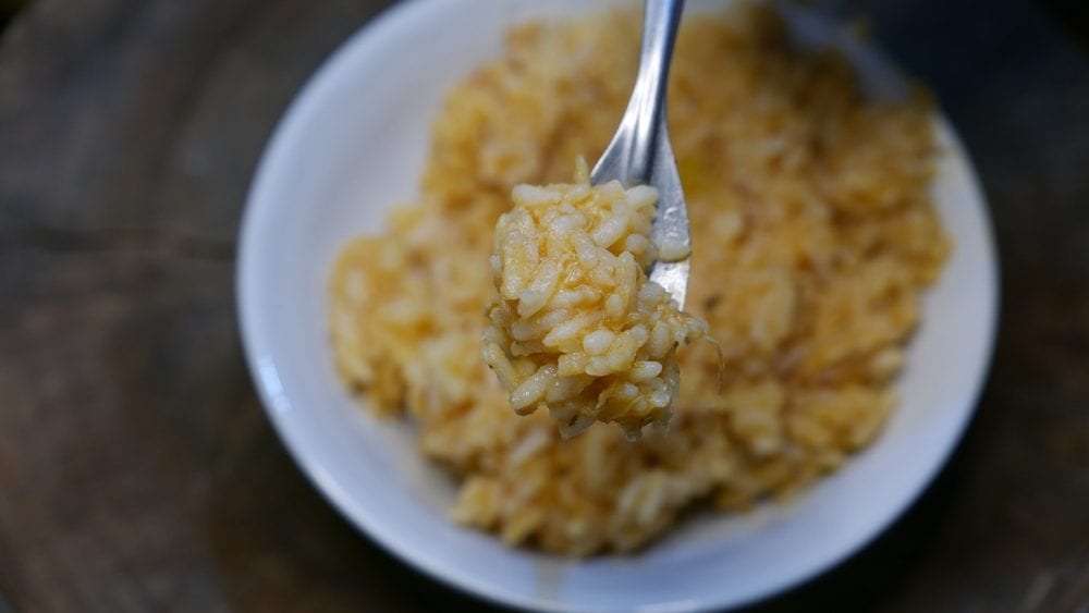 Il risotto si mangia con la forchetta o con il cucchiaio? Ecco cosa dice il galateo