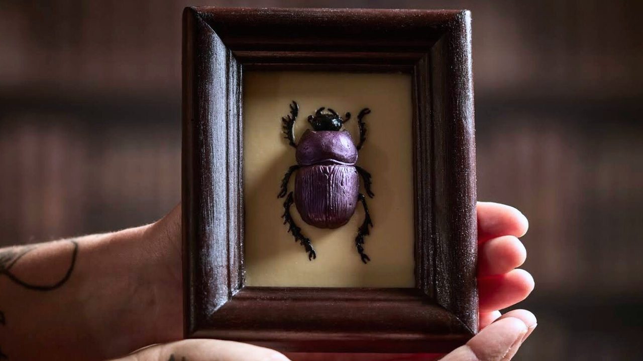 Nel nuovo Frankenstein di Netflix ci sono scarafaggi e insetti di cioccolato 