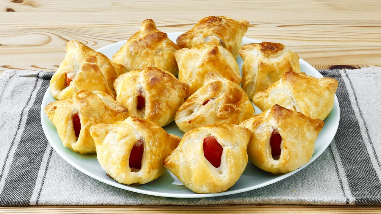 Fagottini di pasta sfoglia, pomodoro e mozzarella: la ricetta dell'antipasto sfizioso