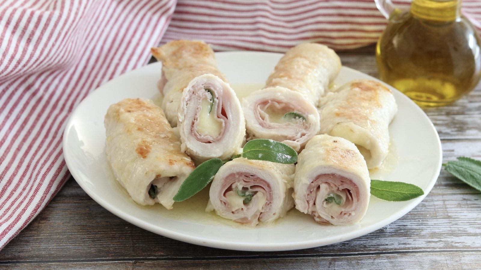 Involtini di tacchino: la ricetta del secondo gustoso e dal cuore filante
