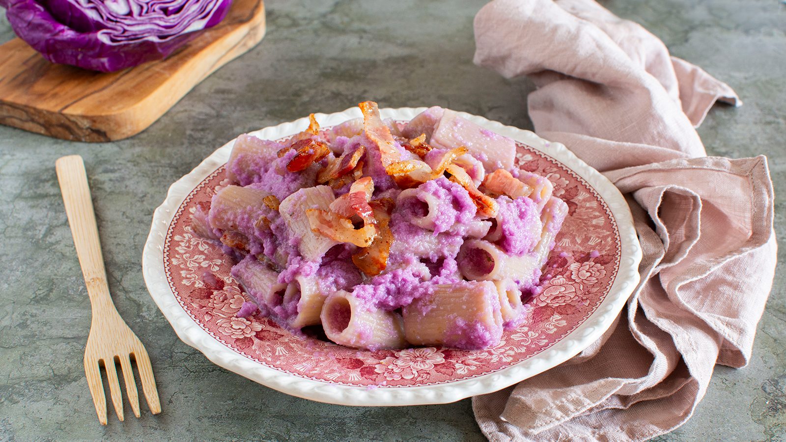 Pasta con cavolo viola: la ricetta del primo piatto cremoso e colorata