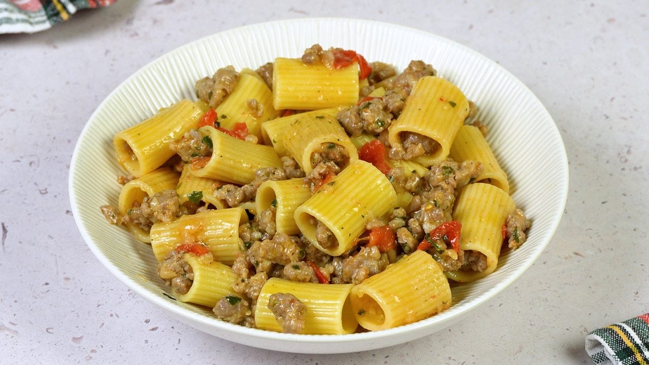 Pasta con salsiccia: la ricetta del primo piatto semplice e gustoso