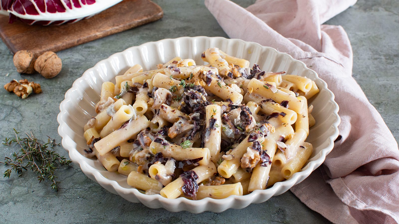 Pasta radicchio e gorgonzola: la ricetta del piatto cremoso e saporito
