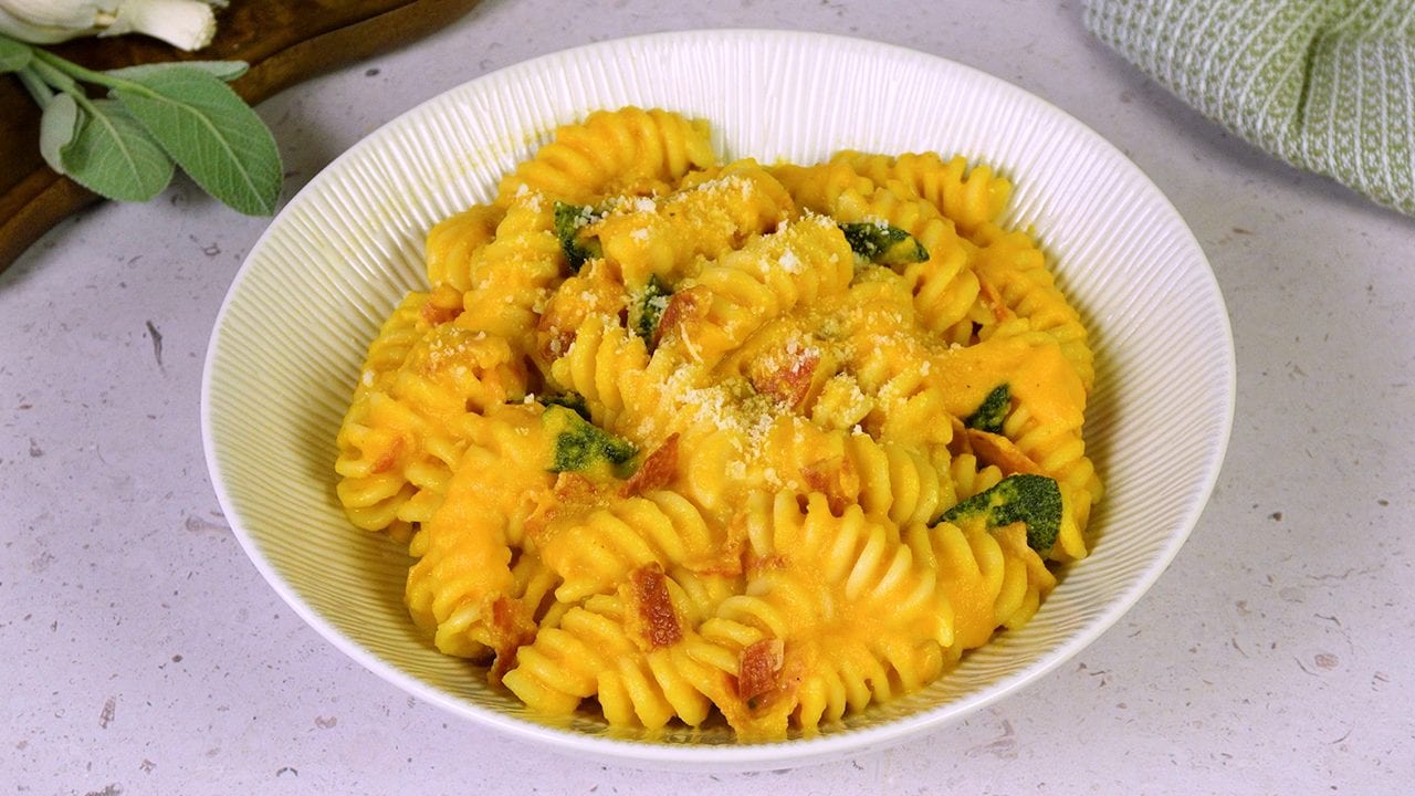 Pasta zucca e pancetta: la ricetta del primo autunnale cremoso e saporito