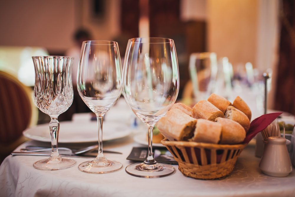 Perché al ristorante portano subito il cestino del pane? La spiegazione arriva dalla neuroscienza