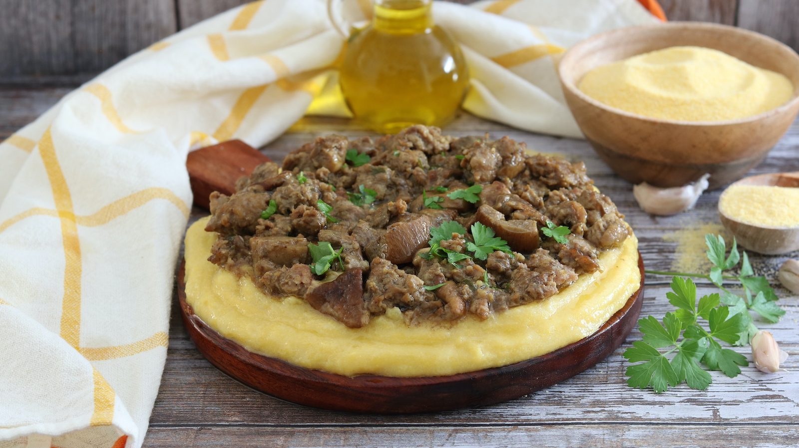 Polenta con funghi e salsiccia