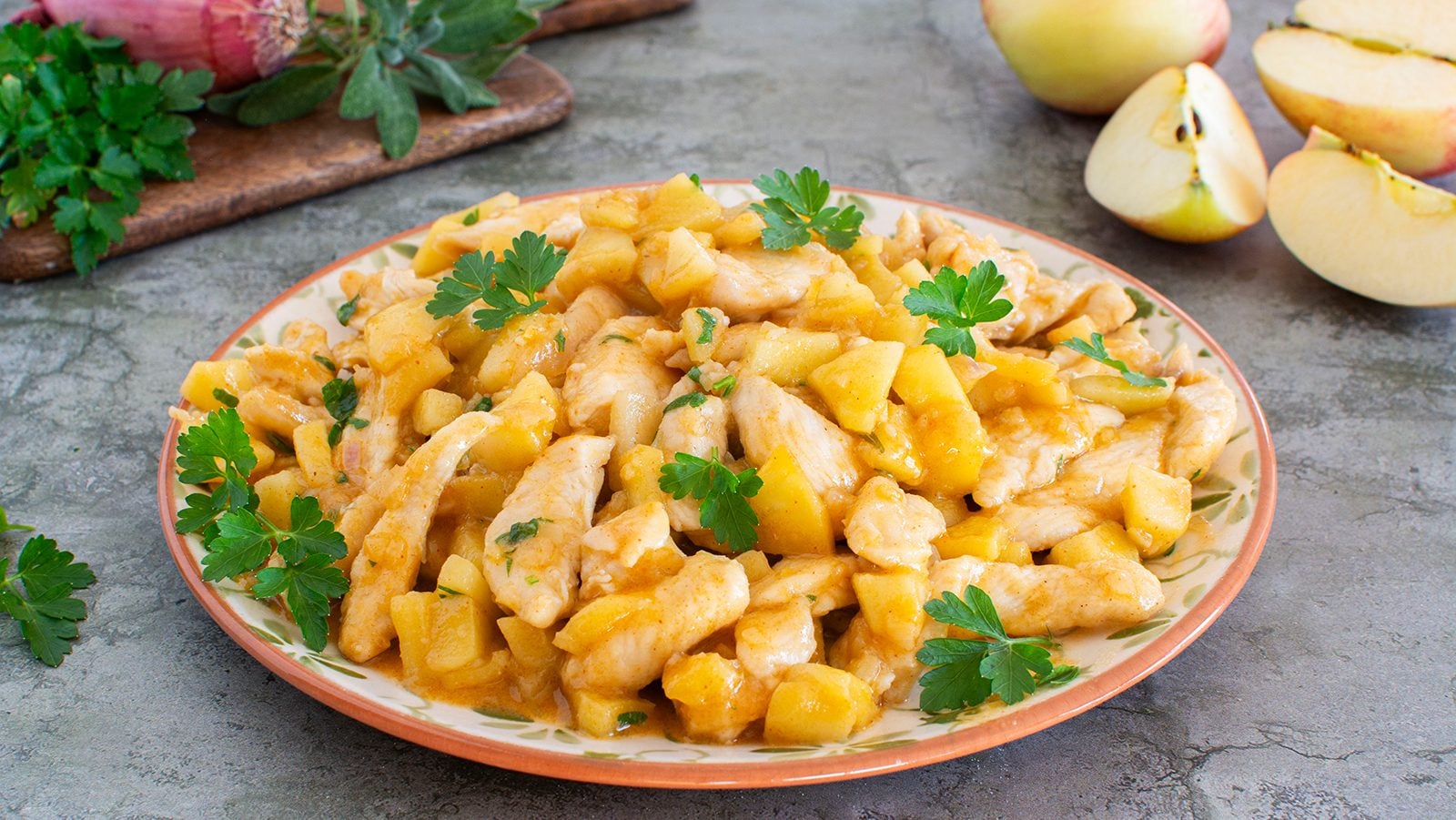 Pollo alle mele: la ricetta del secondo piatto cremoso e aromatico