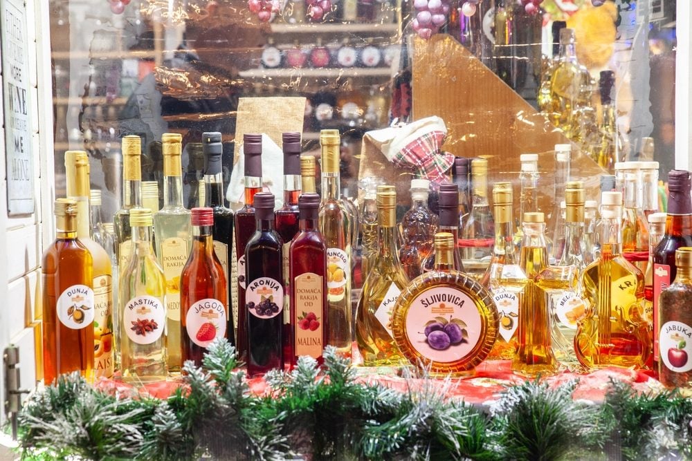 Cos'è la rakija: lo "spirito del fuoco" che unisce vivi e antenati