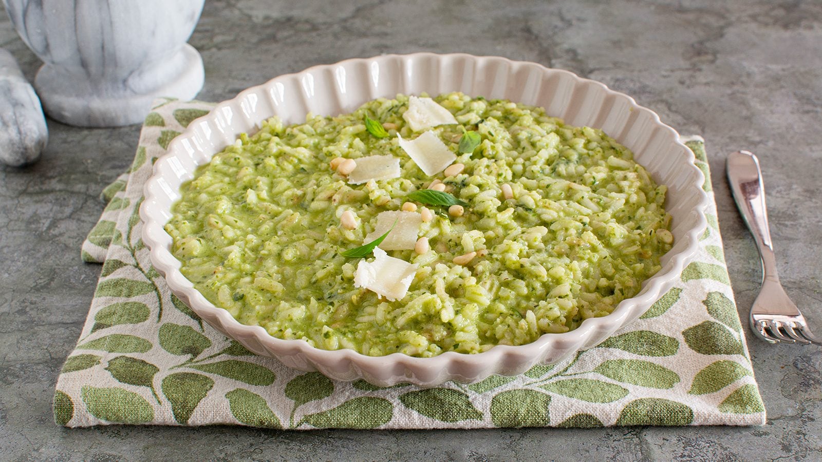 Risotto al pesto: la ricetta del primo piatto cremoso e profumato