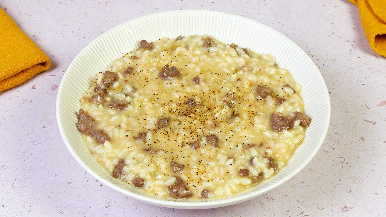 Risotto con salsiccia: la ricetta del primo piatto gustoso e saporito