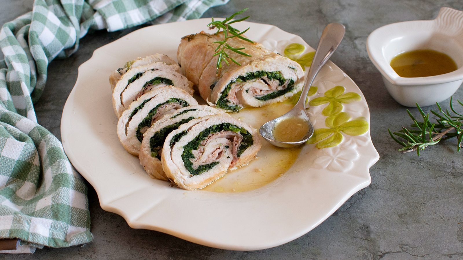 Rotolo di tacchino ripieno: la ricetta del secondo piatto semplice e gustoso