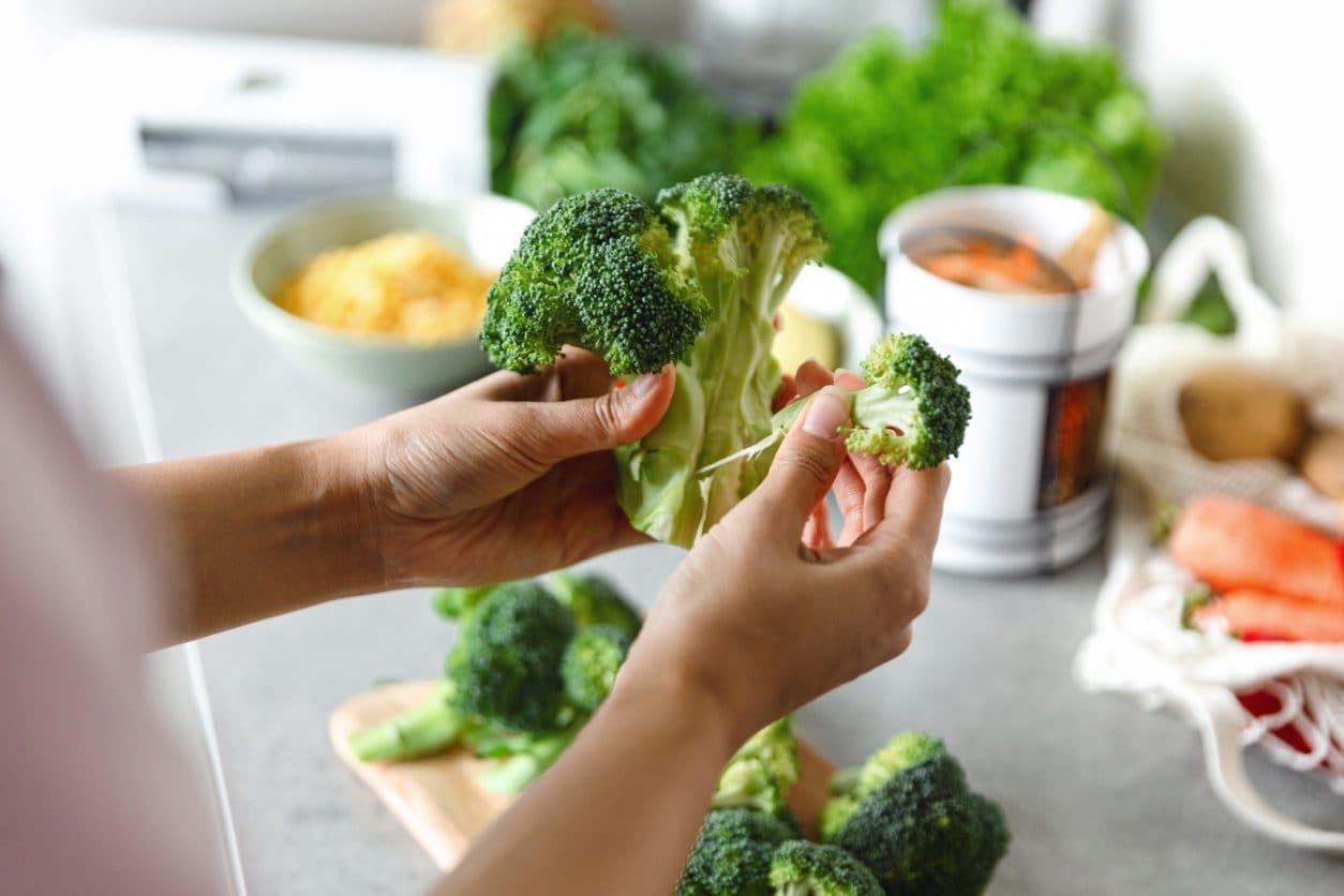 Come riutilizzare i gambi e le foglie dei broccoli: 5 ricette per riciclare gli avanzi