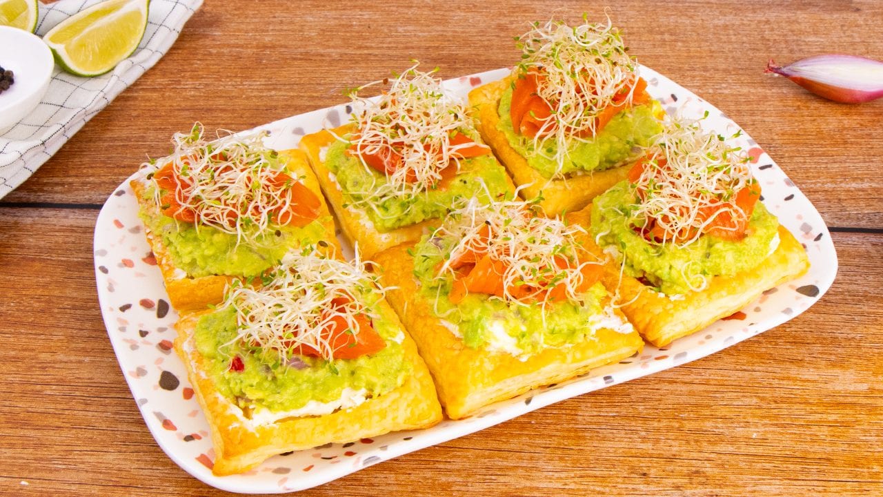 Sfogliatine con salmone e avocado: la ricetta dell'antipasto veloce e raffinato