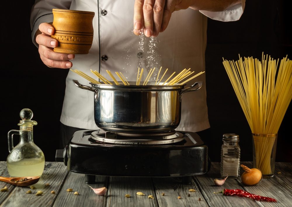 Quanto sale si mette nell'acqua della pasta (con o senza glutine)? Ce lo dice la scienza