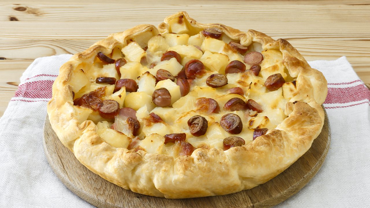 Torta salata con würstel