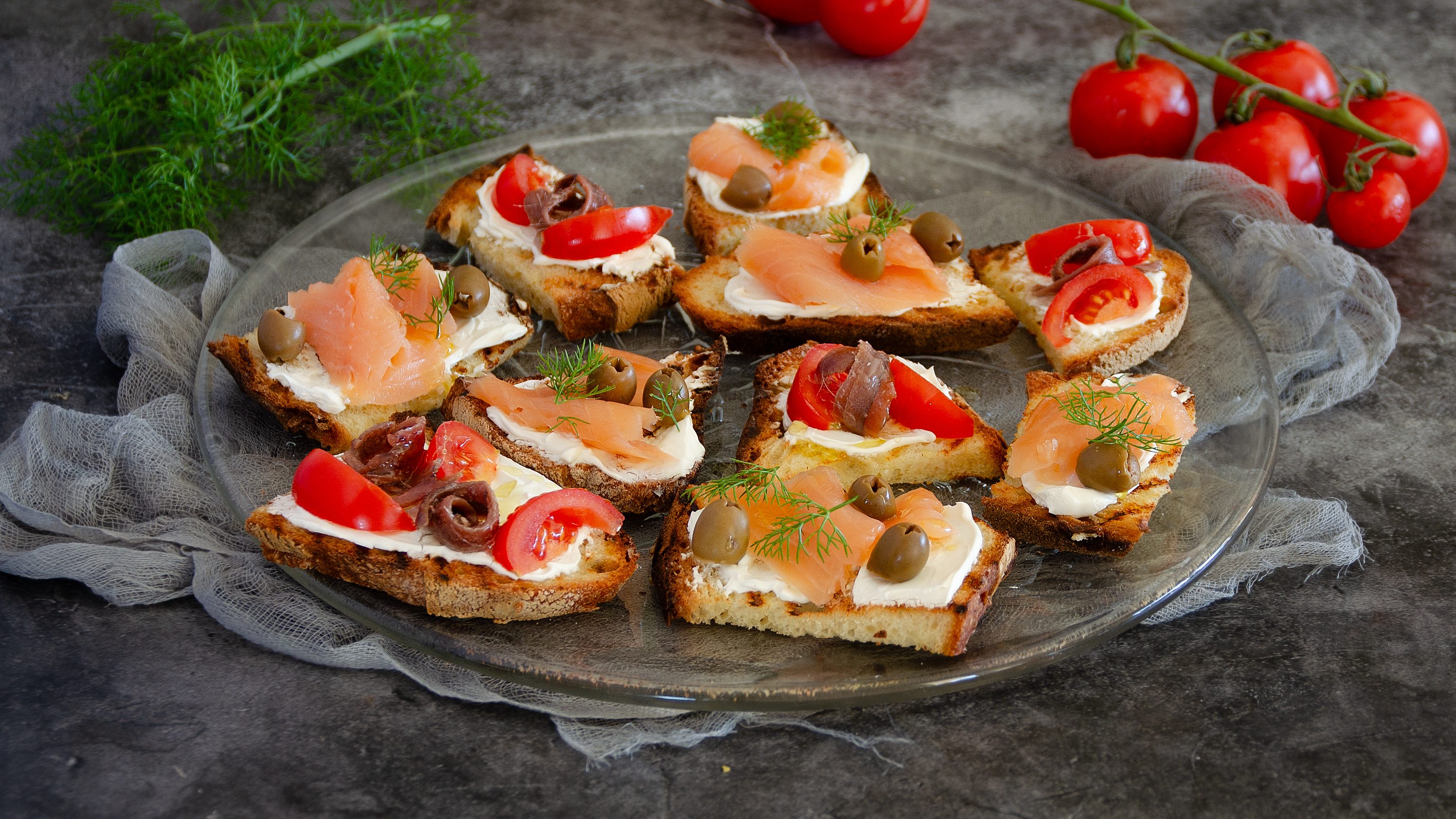 Crostini al salmone: la ricetta del finger food perfetto per antipasti e aperitivi