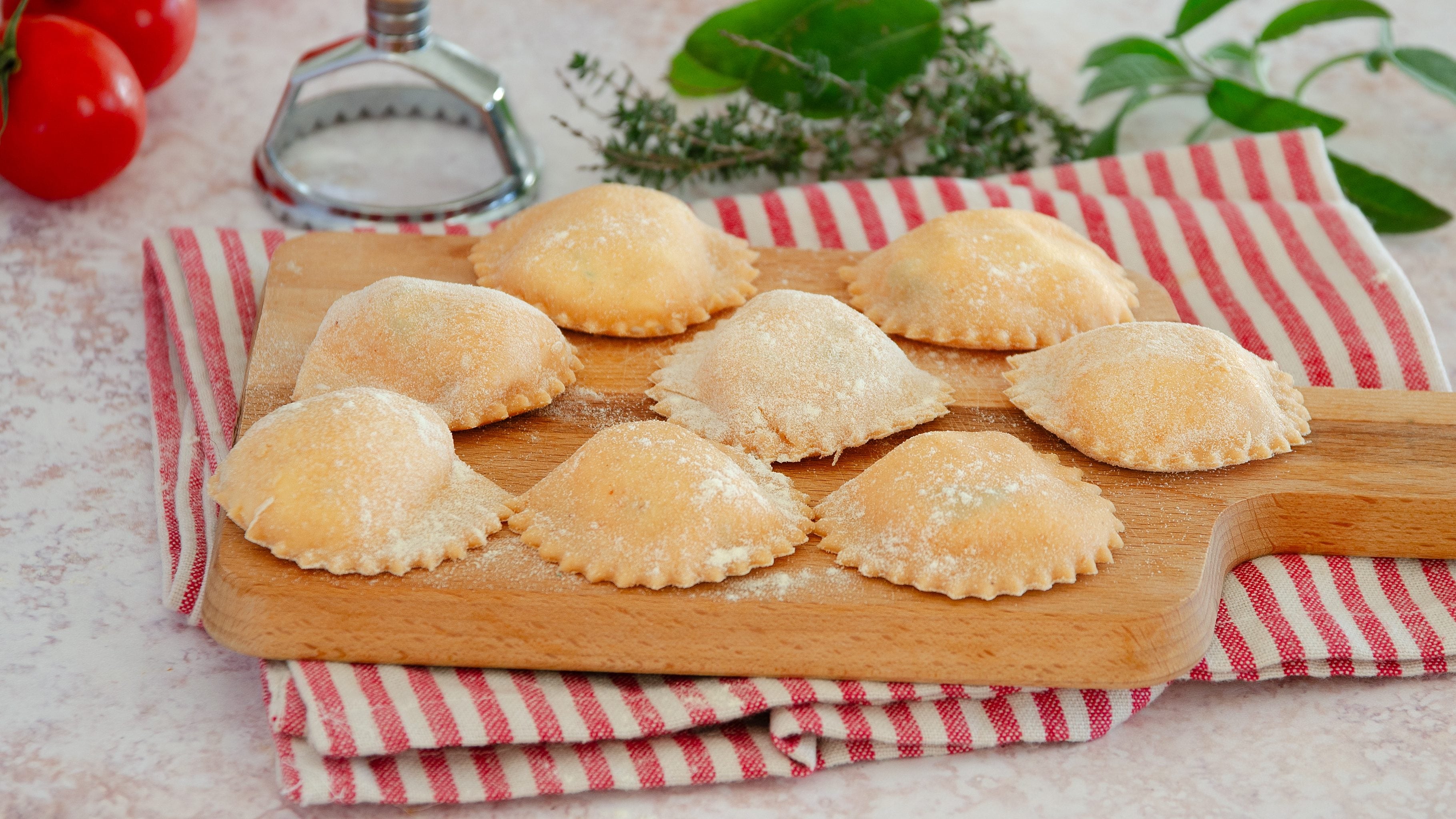 Ravioli al sugo: la ricetta della pasta fresca semplice e saporita