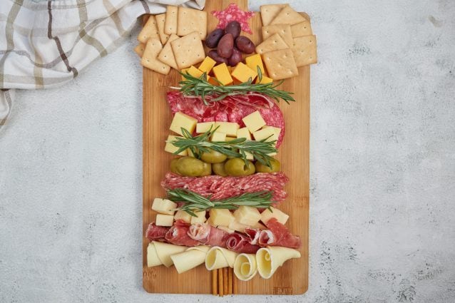 Tagliere di Natale con salumi e formaggi: la ricetta veloce e originale per le feste