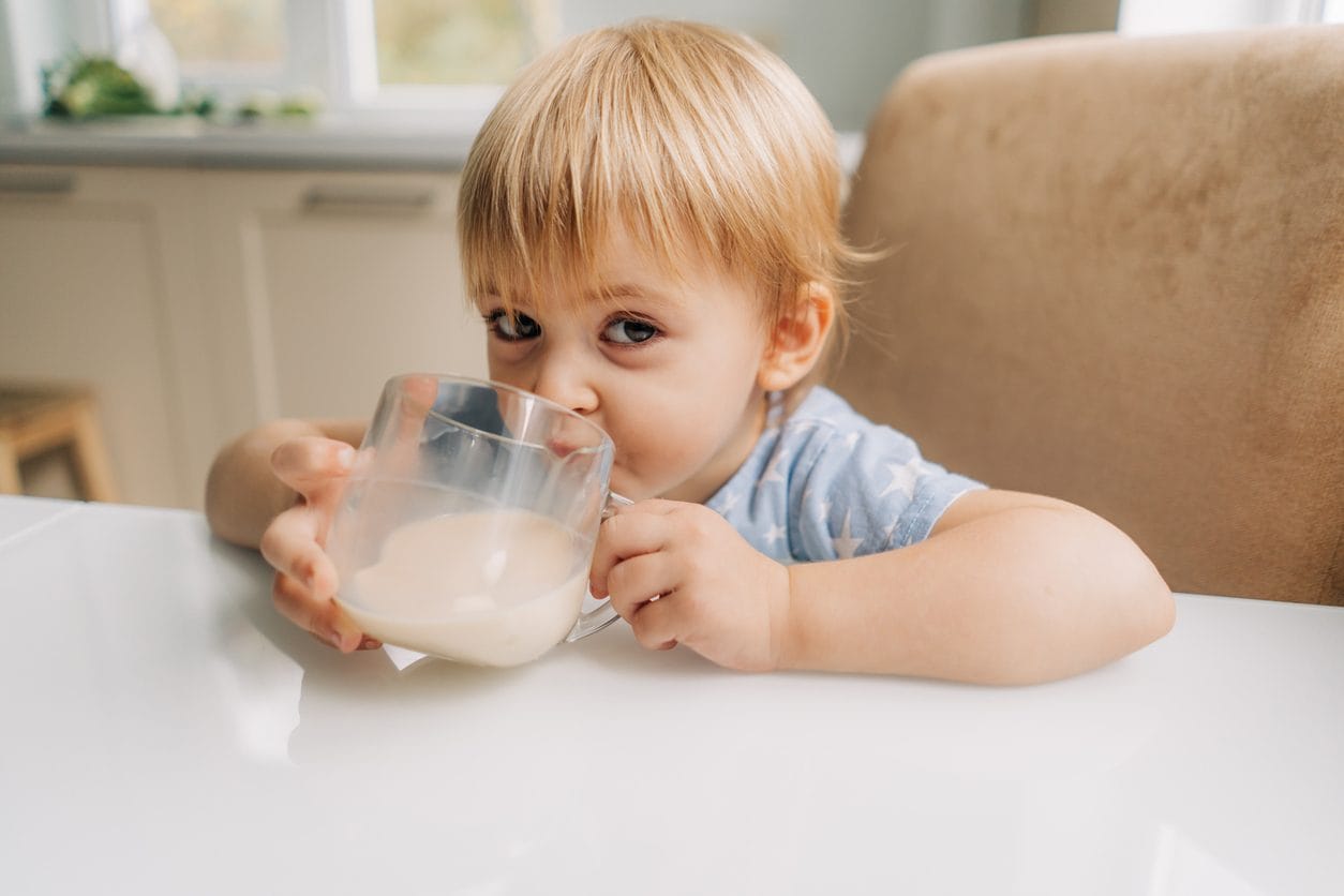 Latte vegetale per bambini: quando iniziare a proporlo e quali tipologie scegliere