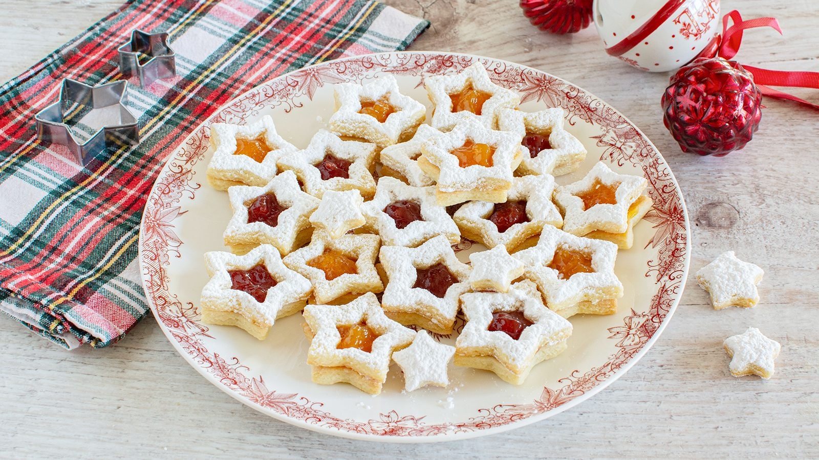 Biscotti di Natale alla marmellata: la ricetta dei frollini scenografici e golosi