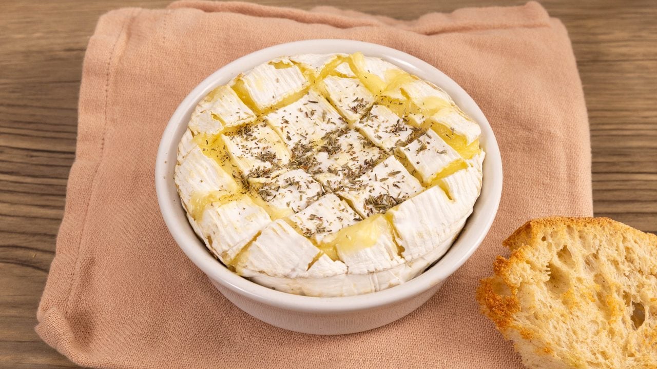 Brie al forno: la ricetta dell'antipasto cremoso e saporito