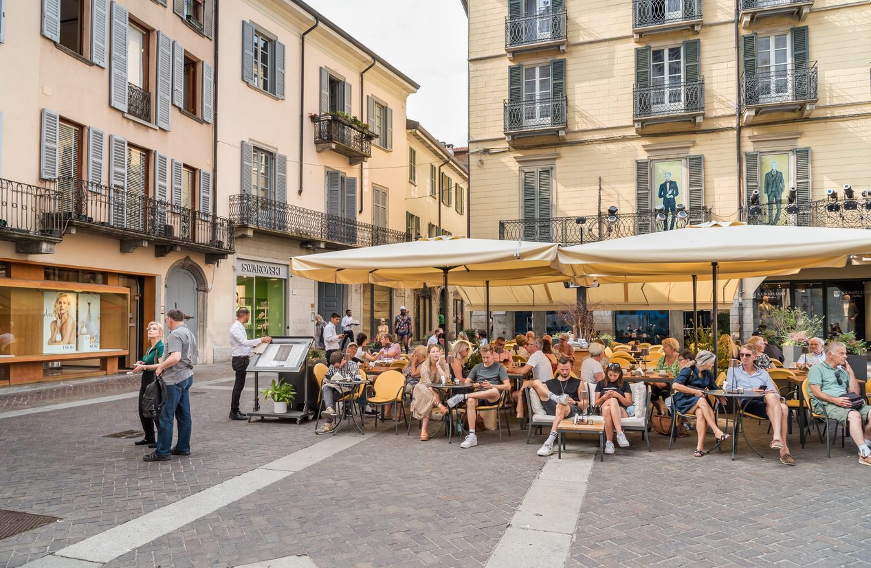 Como, nuove regole per i bar: spazi ridotti e arredi grigi obbligatori per i dehors