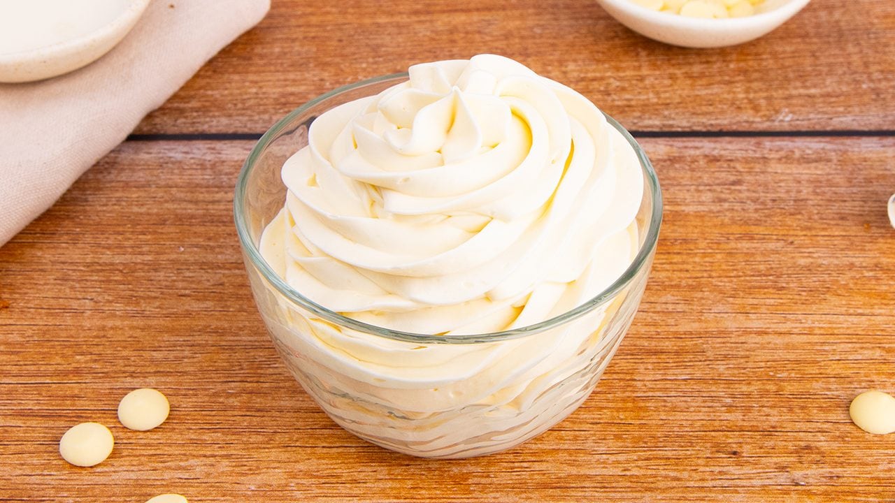 Ganache al cioccolato bianco: la ricetta della crema perfetta per farcire dolci e torte
