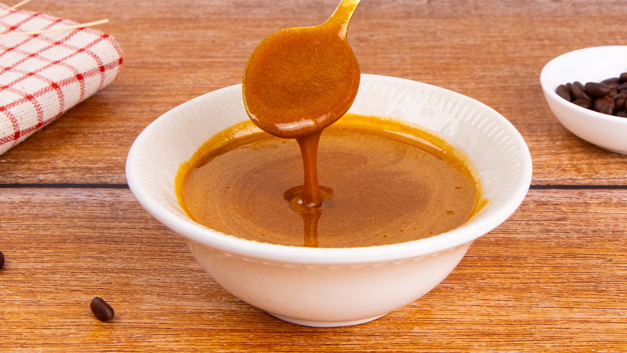 Glassa al caffè: la ricetta della preparazione di base della pasticceria