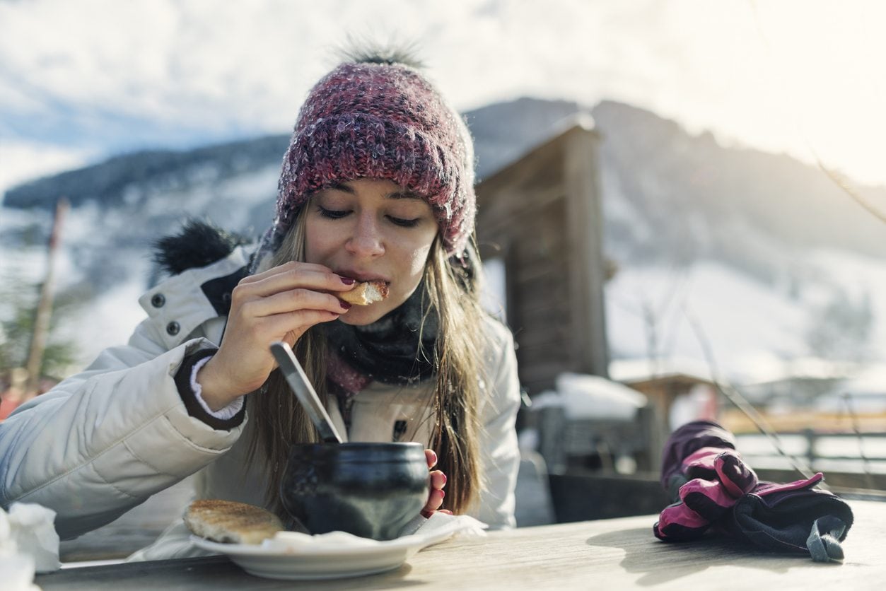 Perché in inverno tendiamo a mangiare di più? Ce lo spiega uno studio