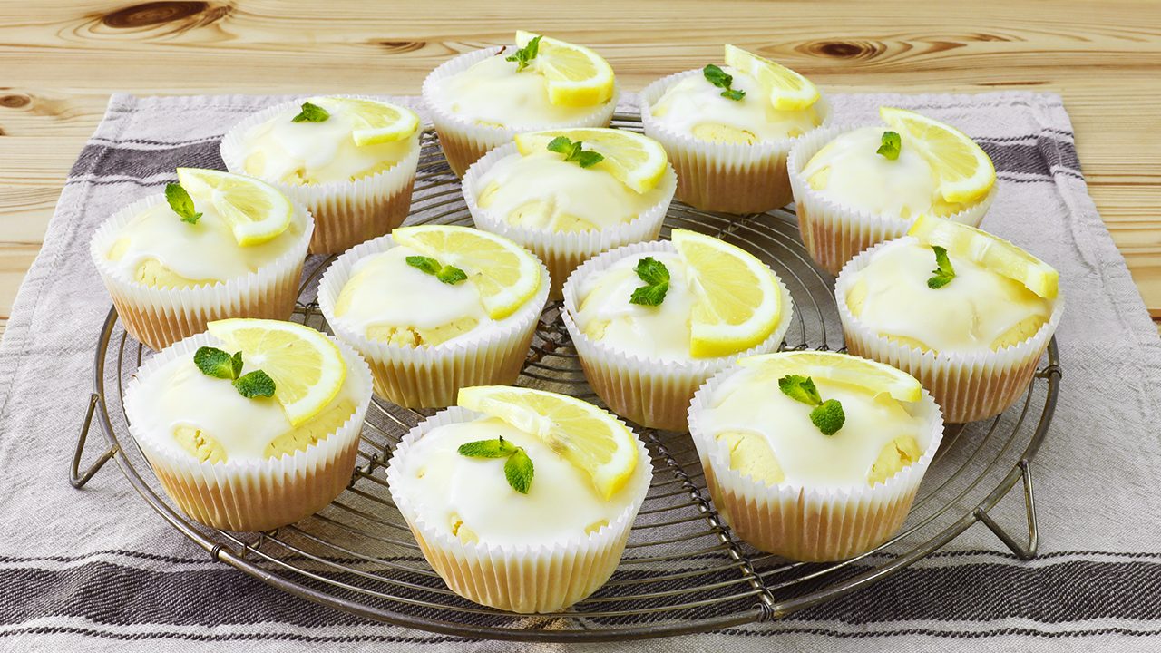 Muffin al limone: la ricetta dei dolcetti glassati sofficissimi e profumati
