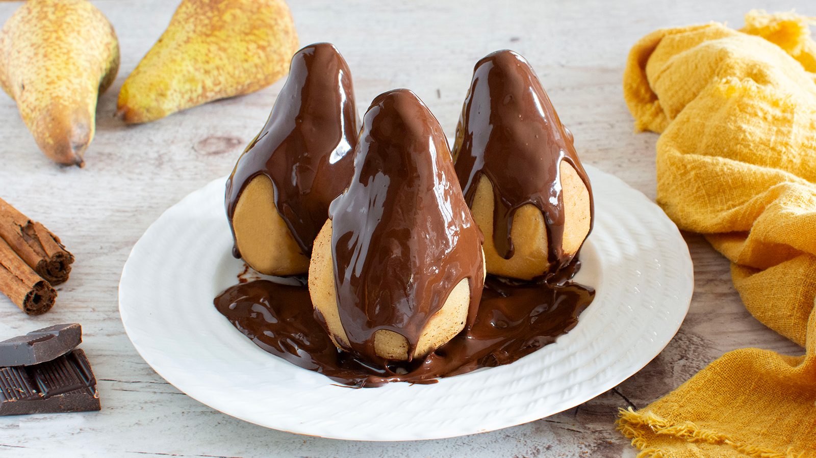 Pere al cioccolato: la ricetta del dessert semplice e goloso