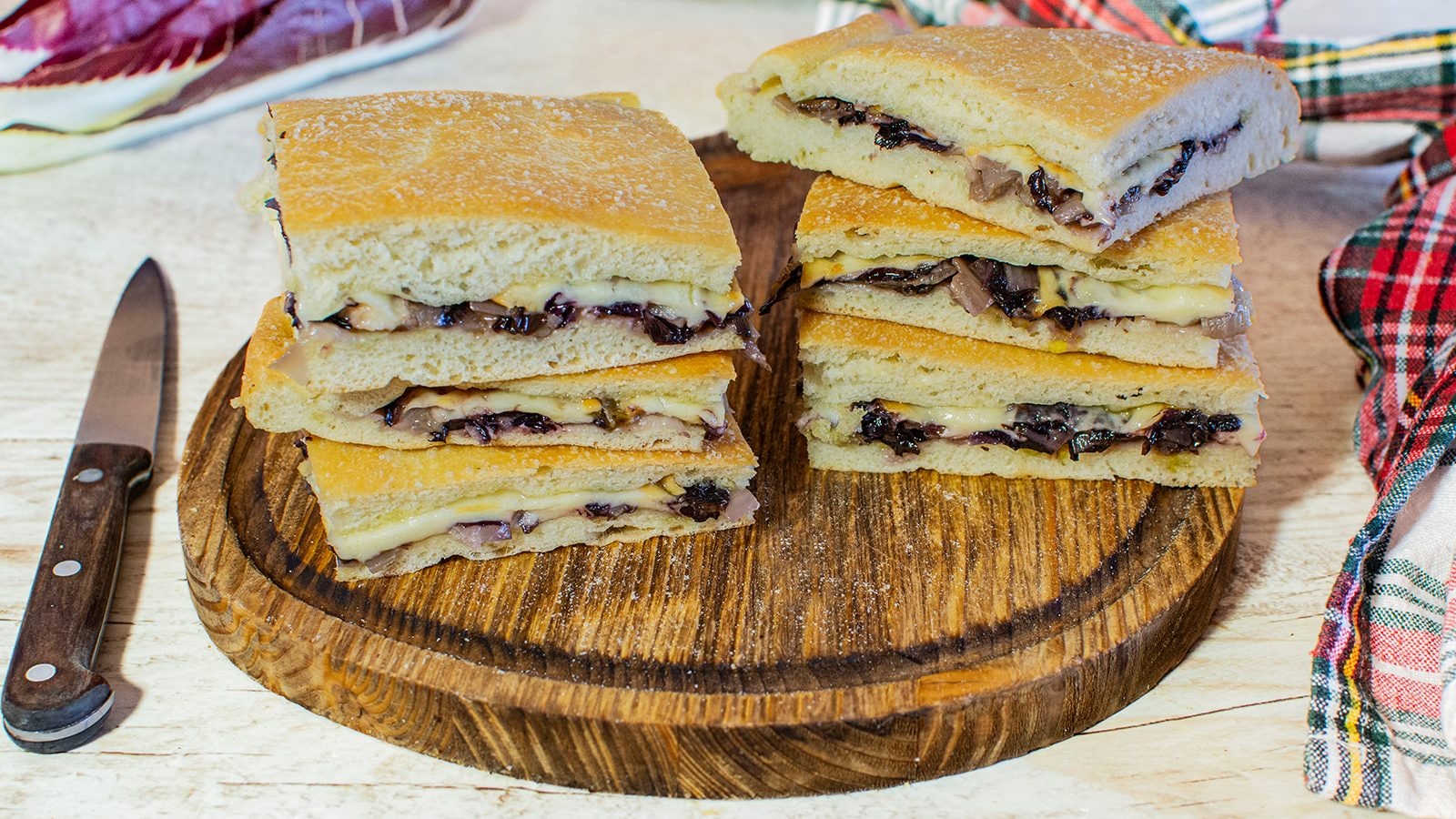 Pizza rustica con radicchio tardivo e caciocavallo di Persegani: la ricetta gustosa e filante