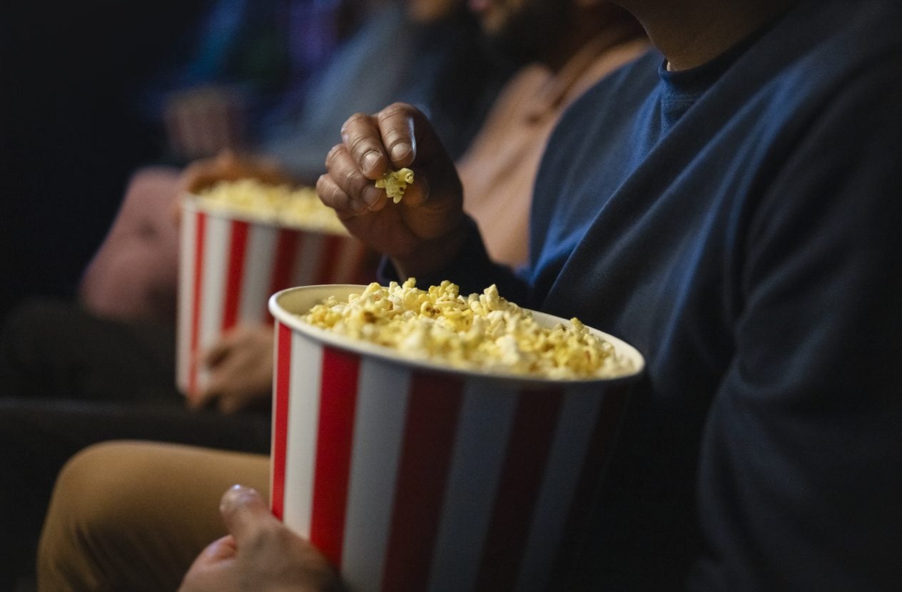 Perché mangiamo i pop-corn al cinema e non riusciamo più a farne a meno (anche a casa)