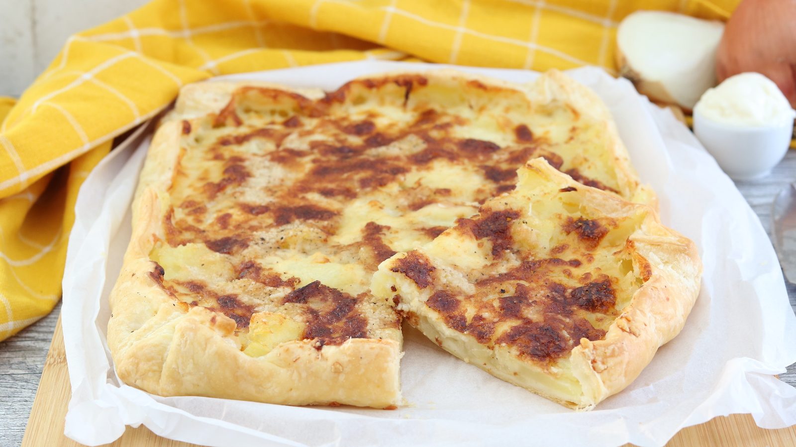 Sfoglia con patate, cipolle e stracchino