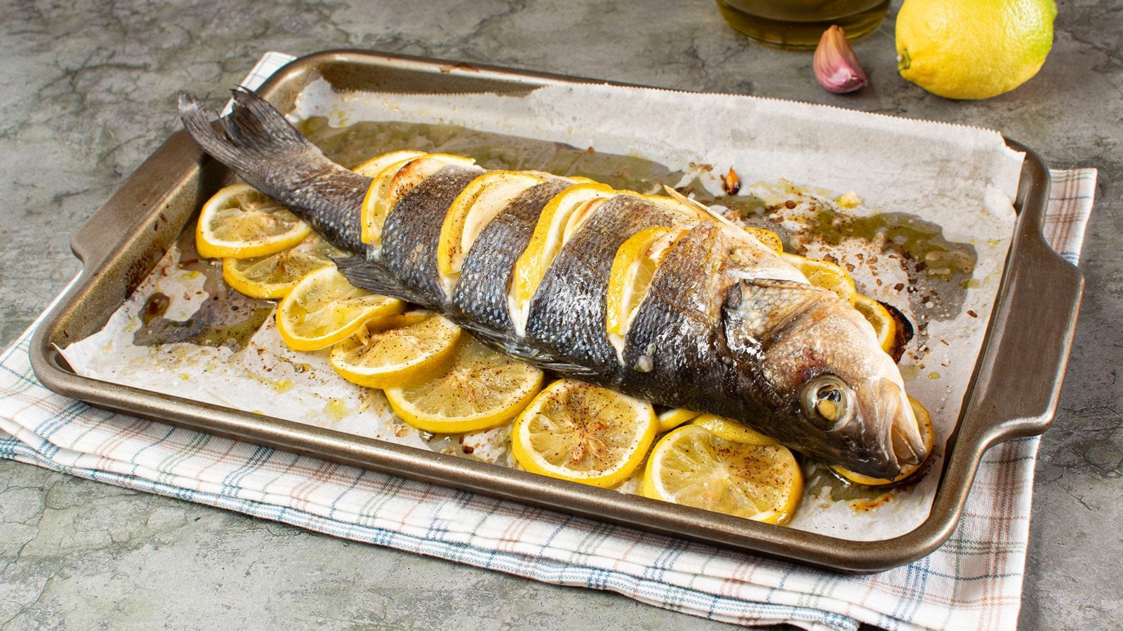 Spigola al forno: la ricetta semplice al limone