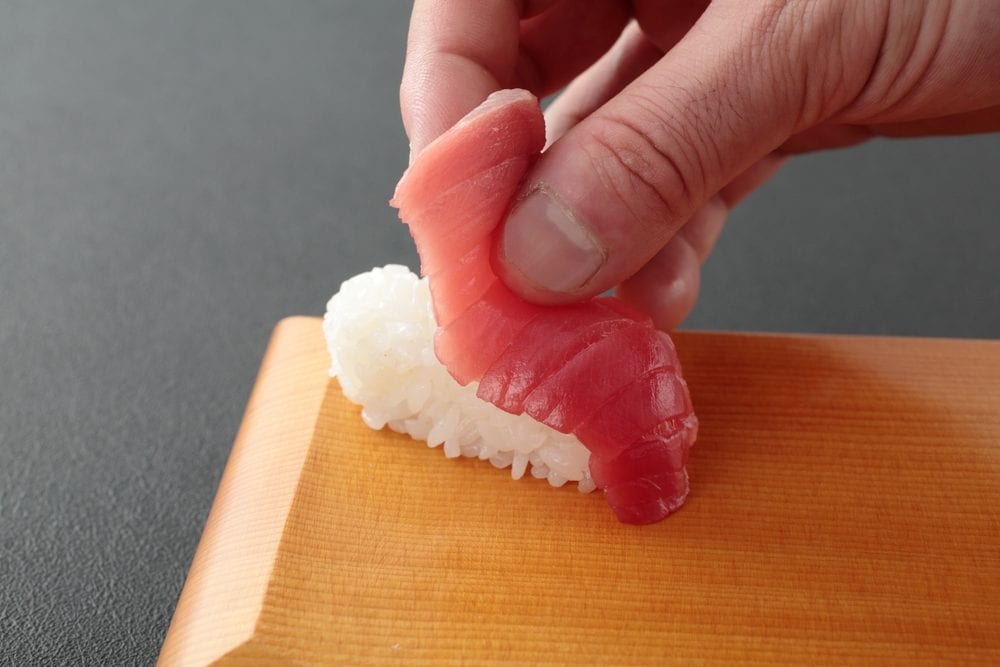 Sushi, mangiarlo con le bacchette è sbagliato: il maestro "svela" qual è il vero galateo