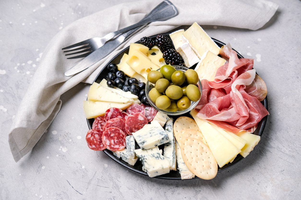 Come comporre i taglieri di salumi e formaggi: regole, abbinamenti ed errori da evitare