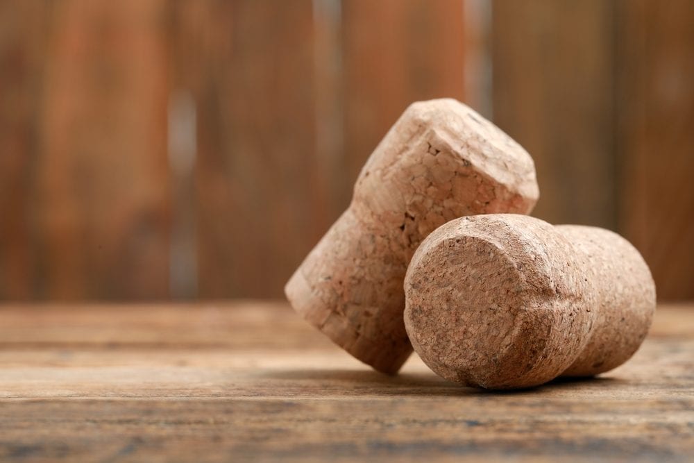 Il tappo di sughero nell’olio di frittura per evitare la schiuma: bufala o metodo efficace?