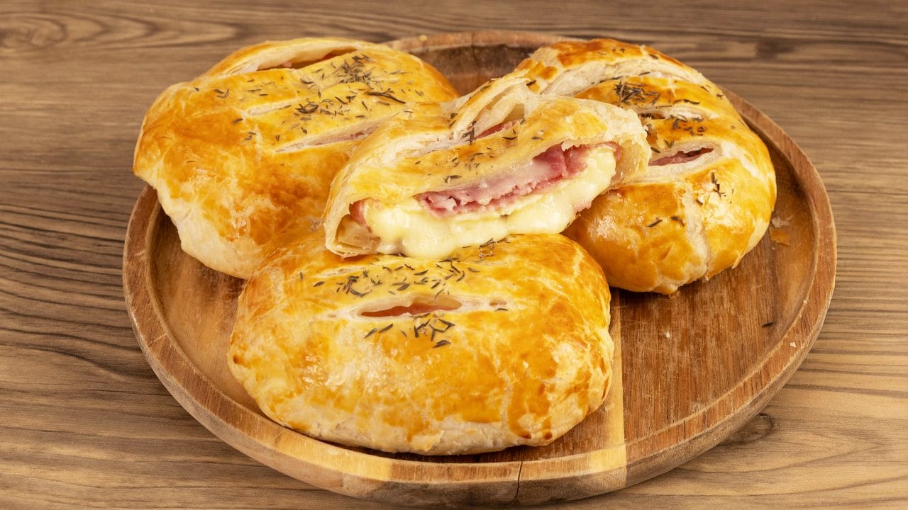 Tomino in crosta di sfoglia: la ricetta del secondo piatto semplice e filante