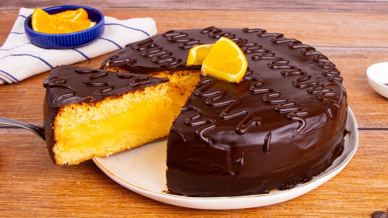 Torta arancia e cioccolato: la ricetta del dolce morbido con glassa al cioccolato