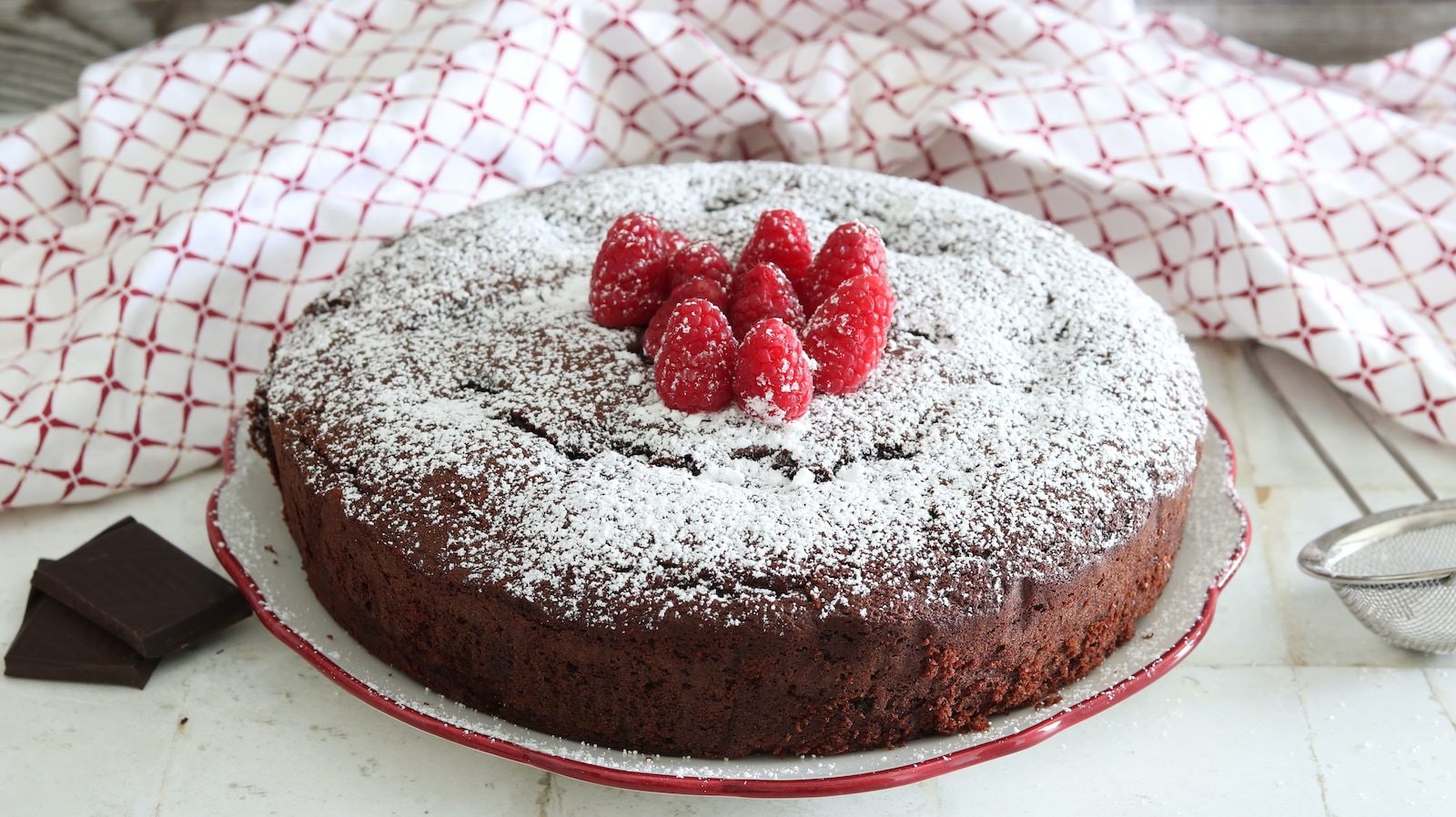Torta cioccolato e lamponi: la ricetta del dolce morbido e goloso