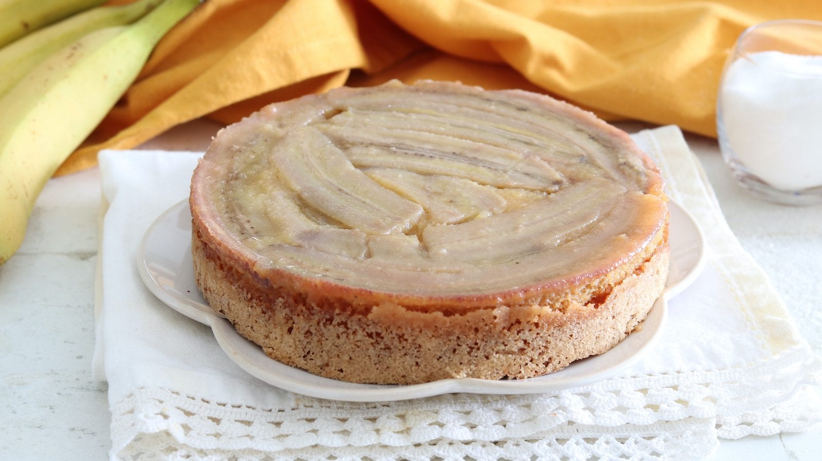Torta rovesciata alle banane: la ricetta del dolce morbido con banane caramellate